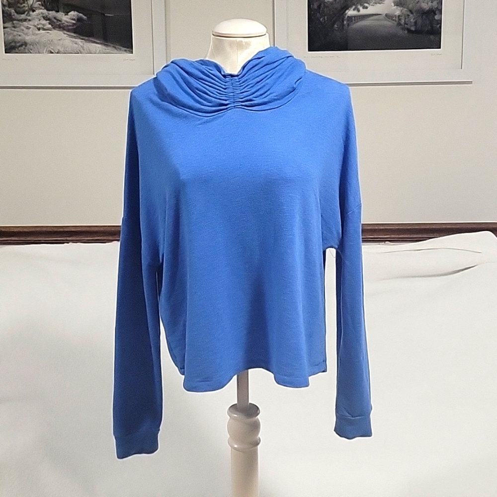 Long sleeve ative wear top w/ zipper back